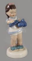Cipőt tisztító kislány porcelán figura, jelzett, hibátlan, m: 14 cm