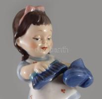 Cipőt tisztító kislány porcelán figura, jelzett, hibátlan, m: 14 cm