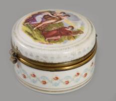 Angelica Kaufmann zsánermintás ékszerdoboz, réz szerelékkel, d: 7,5 cm