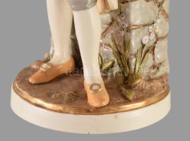 Elegáns úr figurájával díszített váza, jelzett, ujja sérült, felületi sérüléssel, m: 28 cm