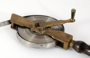 Antik hosszmérő, fa nyéllel, bronz szerelékkel, 25m, h: 16 cm