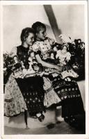 Matyó leánykák, magyar folklór / Hungarian folklore