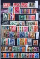 Magyar összeállítás a krajcáros bélyegektől a 2000-es évek elejéig, benne sorok és sor töredékek, má...