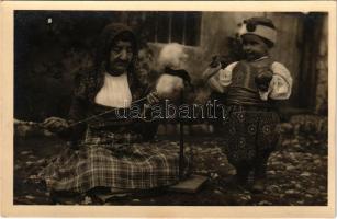 Albanien, Grossmutter bei der Arbeit / Albanian grandma at work