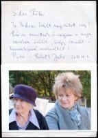 Básti Juli (1957-) színművésznő aláírása és saját kézzel írt sorai egy papírlapon az őt ábrázoló fot...
