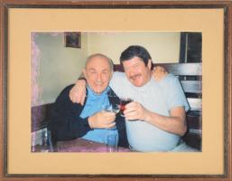 Hofi Géza (1936-2002) előadóművészt, humoristát ábrázoló színes fotó, paszpartuban, fakeretben, kiss...