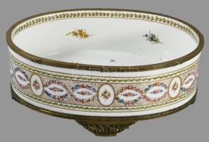 cca 1880 Sévres kézzel festett virágmintás ovális kínáló, bronz szerelékén kötegel és pontsoros dísz...
