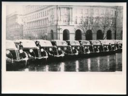 1938 Magyar Autó Touring, MÁVAG taxik bemutatkozása Budapesten, reprodukciós előhívás, hátoldalon fe...