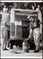 cca 1962 A Kőbányai Jármű Kisipari Szövetkezetben gyártott mozgó benzinkút, 1 db modern nagyítás, je...