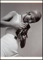 1931 Pécsi József (1889-1956) budapesti fényképész és fotóművész felvétele (Besnyő Éva fotografál), ...