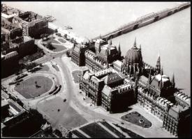 cca 1955 Budapest, a Kossuth tér és a Kossuth híd légi felvételen, 1 db modern nagyítás, jelzés nélk...