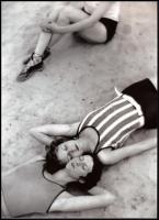 cca 1933 Munkácsi Márton (1896-1963) magyar - amerikai fotóriporter és fotóművész felvétele (Napozók...