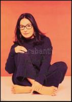Nana Mouskouri (1934-) énekesnő autográf aláírása őt ábrázoló képeslapon / autograph signature