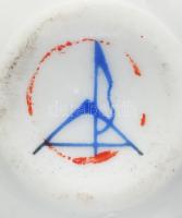 Alföldi porcelán szilvapálinkás szett, 6 pohárral, jelzett, egyik repedt, m: 4-20 cm