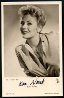 Kim Novak (1933-) színésznő autográf aláírása őt ábrázoló képeslapon / autograph signature