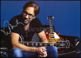 Al Di Meola (1954-) amerikai gitáros, zeneszerző, producer aláírása őt ábrázoló fotón, 12,5x18 cm / ...