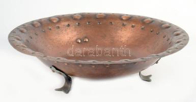 Eugen Zint háromlábú réz kínáló, jelzett, d: 31 cm, m: 7,5 cm