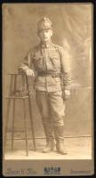 cca 1915 Katonatiszt egészalakos portréja, bajonettel, szalagsávokkal, kabinetfotó Leon H. Fia budap...