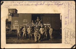 cca 1915-1918 Katonák csoportképe a Déli Vasút (Cs. k. szab. Déli Vaspálya-Társaság) vagonja előtt, ...