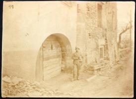 1918 Tenna (Olaszország), Bodnár tüzér önkéntes tizedes aknavető-tanfolyamon, I. világháborús fotó, ...