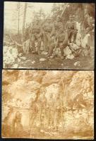 1918 Olasz front, magyar katonák hegyes-sziklás vidéken, az egyik képen sziklába vájt kaverna (mened...