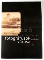 Balla András: Fotográfusok városa. Az esztergomi Art Fotográfia Stúdió jubileumi kiadványa. Kiadói p...