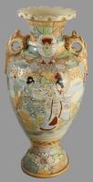 cca 1900 Satsuma japán váza pár, egyik talpa ragasztott, sérüléssel, m: 38 cm