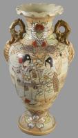 cca 1900 Satsuma japán váza pár, egyik talpa ragasztott, sérüléssel, m: 38 cm