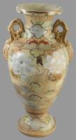 cca 1900 Satsuma japán váza pár, egyik talpa ragasztott, sérüléssel, m: 38 cm