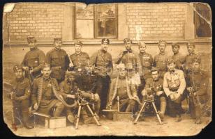 cca 1916-1918 Osztrák-magyar géppuskás osztag csoportképe, Schwarzlose MG.07/12 géppuskákkal, töltén...
