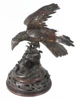 Bronz sas szobor, sérüléssel, m: 29,5 cm