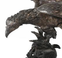 Bronz sas szobor, sérüléssel, m: 29,5 cm