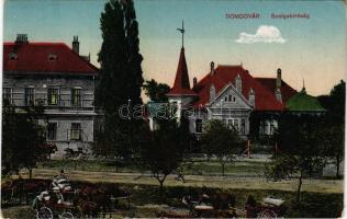 Dombóvár, Szolgabíróság, hintó. Vasúti levelezőlapárusítás (EK)