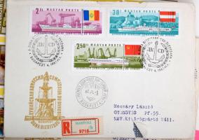 Kis magyar tétel főleg az 1960-1970-es évekből 4 db kis illetve közepes berakóban, benne sorok és bl...
