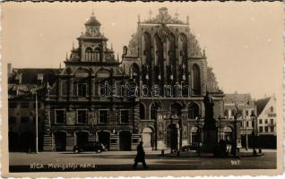 Riga, Melngalvju nams / House of the Blackheads, old town, automobiles