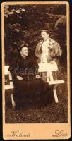 cca 1900-1910 Hölgyek (anya és lánya) a szabadban, keményhátú fotó Kalmár lévai műterméből, 15x7,5 c...