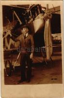 Pilóta repülőgépe előtt / pilot with airplane. photo (EB)