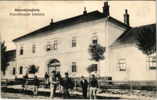 1915 Sátoraljaújhely, Honvéd huszár laktanya, K.u.k. katonák. Vasúti levelezőlapárusítás 7137. (EK)