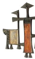 Papp Zoltán(?): Figurák. Bronz, üveg, 28x28 cm