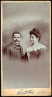 cca 1900 Házaspár portréja, kabinetfotó Sinayberger Béla budapesti műterméből, hátoldalán későbbi aj...