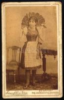 cca 1890 Fiatal lány legyezővel(?), vizitkártya Bienenfeld és Társa budapesti műterméből, kissé vise...