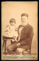 cca 1890 Idős férfi és kislány portréja, vizitkártya Bienenfeld és Társa budapesti műterméből, 10,5x...