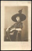 cca 1910 Elegáns hölgy kalapban, fotólap, kisebb törésnyomokkal, 14x8,5 cm