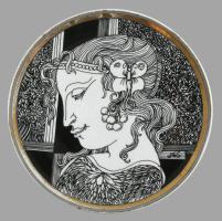 Hollóházi Szász Endre által tervezett porcelán tál. Matricás, jelzett, aranyozása kopott, d: 15,5 cm