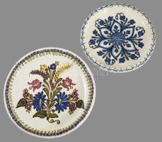 cca 1940/50 Kincses Imre Hódmezővásárhely 2 darab falitál, jelzett, kis mázhibával, d: 26-30 cm