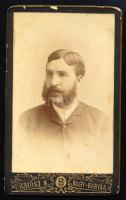 cca 1885 Oldalszakállas férfi portréja, vizitkártya Ürmösi Sándor nagybányai (Baia Mare) műterméből,...
