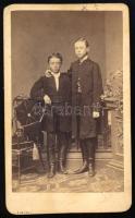 cca 1865 Két elegáns fiú (Eördögh János és ?) portréja, vizitkártya Simonyi Antal pesti műterméből, ...