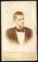 cca 1890 Elegáns fiatalember portréja, vizitkártya Anner József besztercebányai (Banská Bystrica) mű...