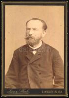 cca 1880 Férfiportré, kabinetfotó Franz Aberle fehértemplomi (U. Weisskirchen, Bela Crkva) műtermébő...