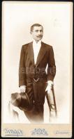 cca 1900 Elegáns úr cilinderrel, kabinetfotó Singer Samu zombori (Sombor) műterméből, 20,5x11 cm